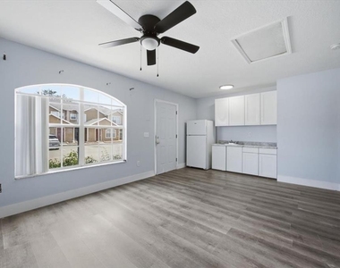 713 Washington Palm Loop - Photo Thumbnail 3