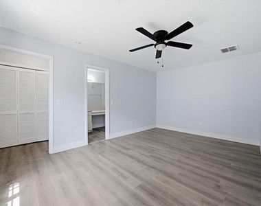 713 Washington Palm Loop - Photo Thumbnail 5