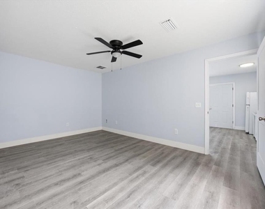 713 Washington Palm Loop - Photo Thumbnail 7