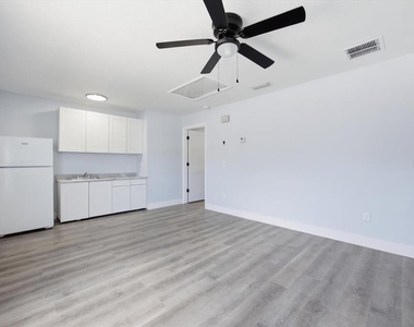713 Washington Palm Loop - Photo Thumbnail 2