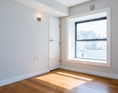 100 Dupont St - Photo Thumbnail 14