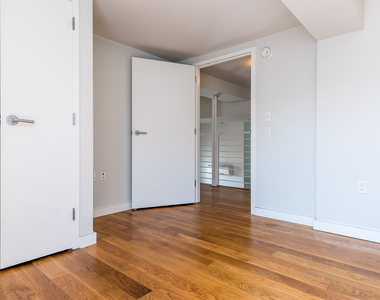 100 Dupont St - Photo Thumbnail 4