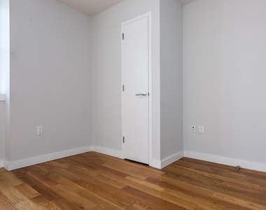 100 Dupont St - Photo Thumbnail 16