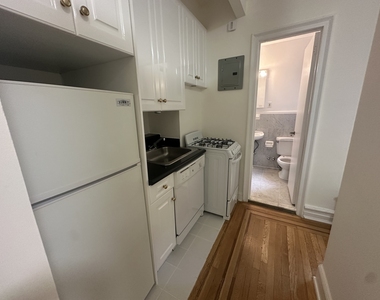 214 East 51st Street - Photo Thumbnail 4