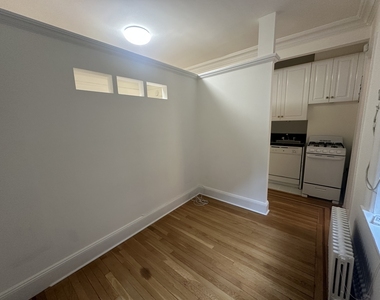 214 East 51st Street - Photo Thumbnail 2