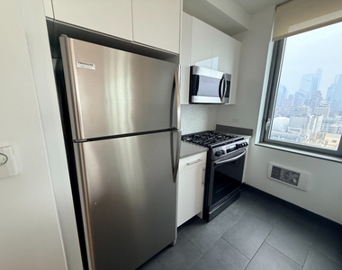57th St & 11th Ave - Photo Thumbnail 4