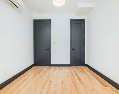 921 Gates Ave - Photo Thumbnail 4