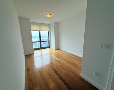 57th St & 11th Ave - Photo Thumbnail 11