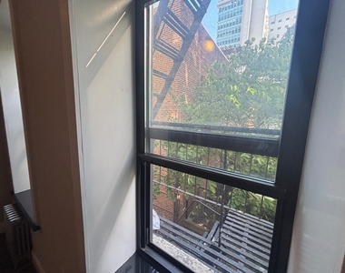 E 100th St - Photo Thumbnail 4
