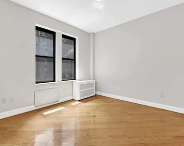226 East 70th Street - Photo Thumbnail 2