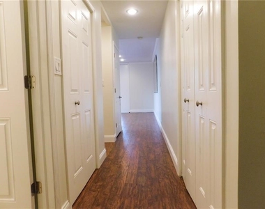 112 Washington Pl - Photo Thumbnail 2