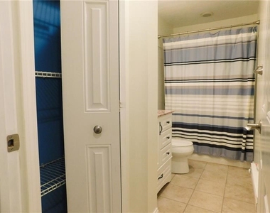 112 Washington Pl - Photo Thumbnail 3
