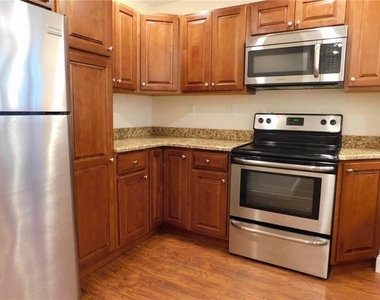 112 Washington Pl - Photo Thumbnail 6