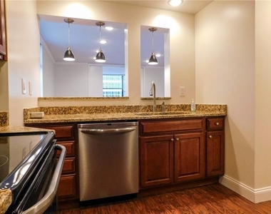 112 Washington Pl - Photo Thumbnail 8