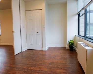 112 Washington Pl - Photo Thumbnail 11
