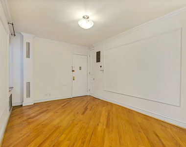 226 East 70th Street - Photo Thumbnail 2