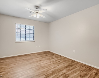 2851 S Valley View Boulevard - Photo Thumbnail 17