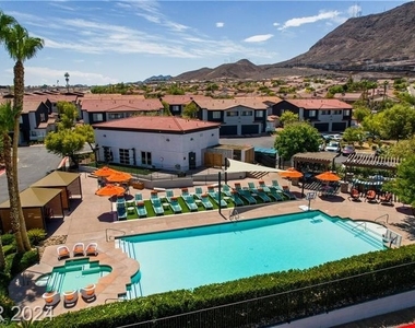 540 W Horizon Ridge Parkway - Photo Thumbnail 8