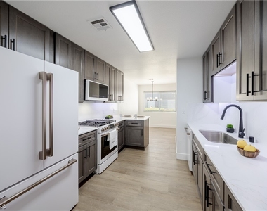 540 W Horizon Ridge Parkway - Photo Thumbnail 1