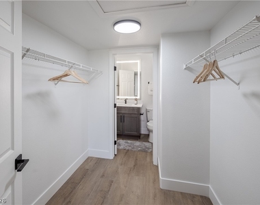 540 W Horizon Ridge Parkway - Photo Thumbnail 5