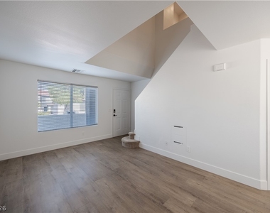 540 W Horizon Ridge Parkway - Photo Thumbnail 2