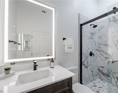 540 W Horizon Ridge Parkway - Photo Thumbnail 4