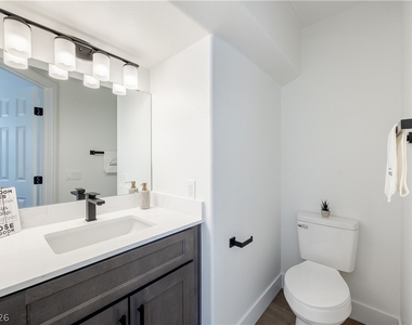540 W Horizon Ridge Parkway - Photo Thumbnail 6