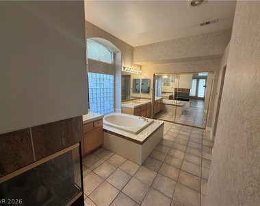 10225 Red Bridge Avenue - Photo Thumbnail 9