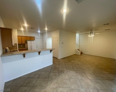251 Queens Court - Photo Thumbnail 8