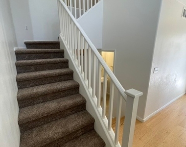 251 Queens Court - Photo Thumbnail 10