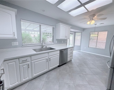 9709 Blue Bell Drive - Photo Thumbnail 5