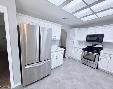 9709 Blue Bell Drive - Photo Thumbnail 7