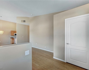 2305 W Horizon Ridge Parkway - Photo Thumbnail 5