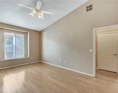 2305 W Horizon Ridge Parkway - Photo Thumbnail 20