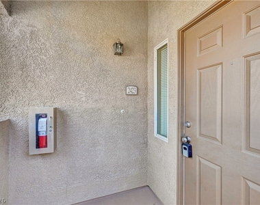 2305 W Horizon Ridge Parkway - Photo Thumbnail 2