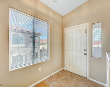 2305 W Horizon Ridge Parkway - Photo Thumbnail 4