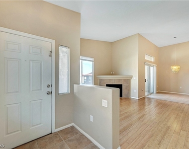 2305 W Horizon Ridge Parkway - Photo Thumbnail 3