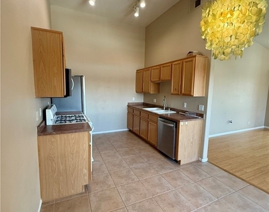 2305 W Horizon Ridge Parkway - Photo Thumbnail 12