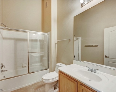 2305 W Horizon Ridge Parkway - Photo Thumbnail 15