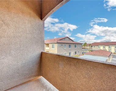 2305 W Horizon Ridge Parkway - Photo Thumbnail 25