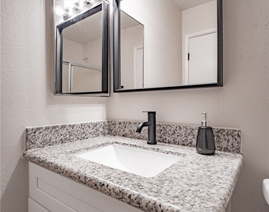 817 Mantis Way - Photo Thumbnail 20