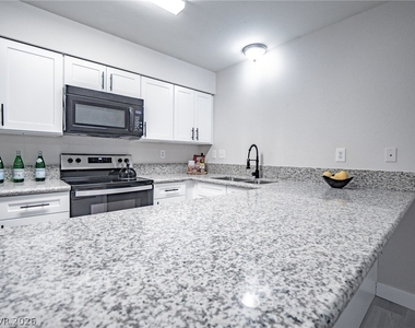 817 Mantis Way - Photo Thumbnail 10