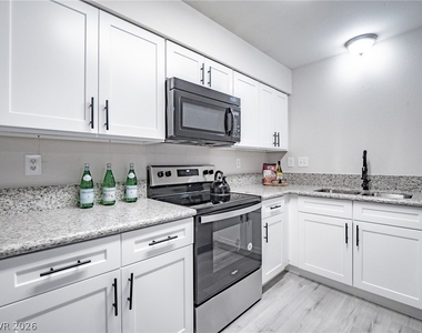 817 Mantis Way - Photo Thumbnail 11