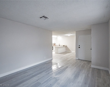817 Mantis Way - Photo Thumbnail 7