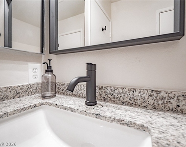 817 Mantis Way - Photo Thumbnail 15