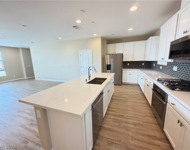 1741 N Desert Foothills Drive - Photo Thumbnail 11
