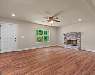 154 Brooks Drive - Photo Thumbnail 2
