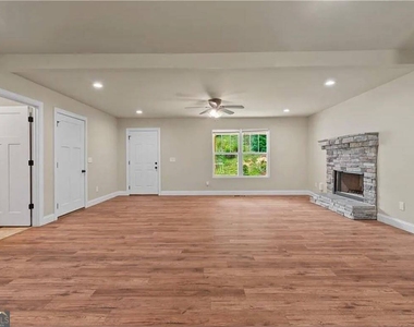 154 Brooks Drive - Photo Thumbnail 4