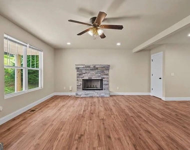 154 Brooks Drive - Photo Thumbnail 5