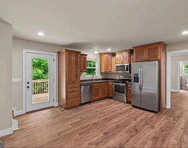 154 Brooks Drive - Photo Thumbnail 8